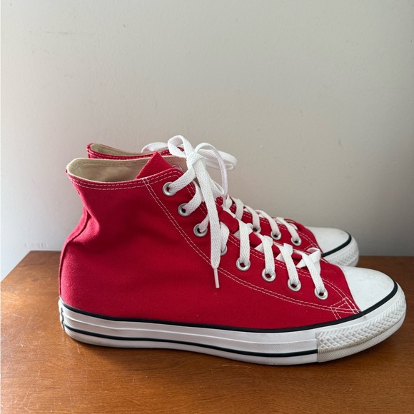 Converse Chuck Taylor All Star Men's 9.5 Red Canvas High Top Sneakers Worn Once - Picture 2 of 8